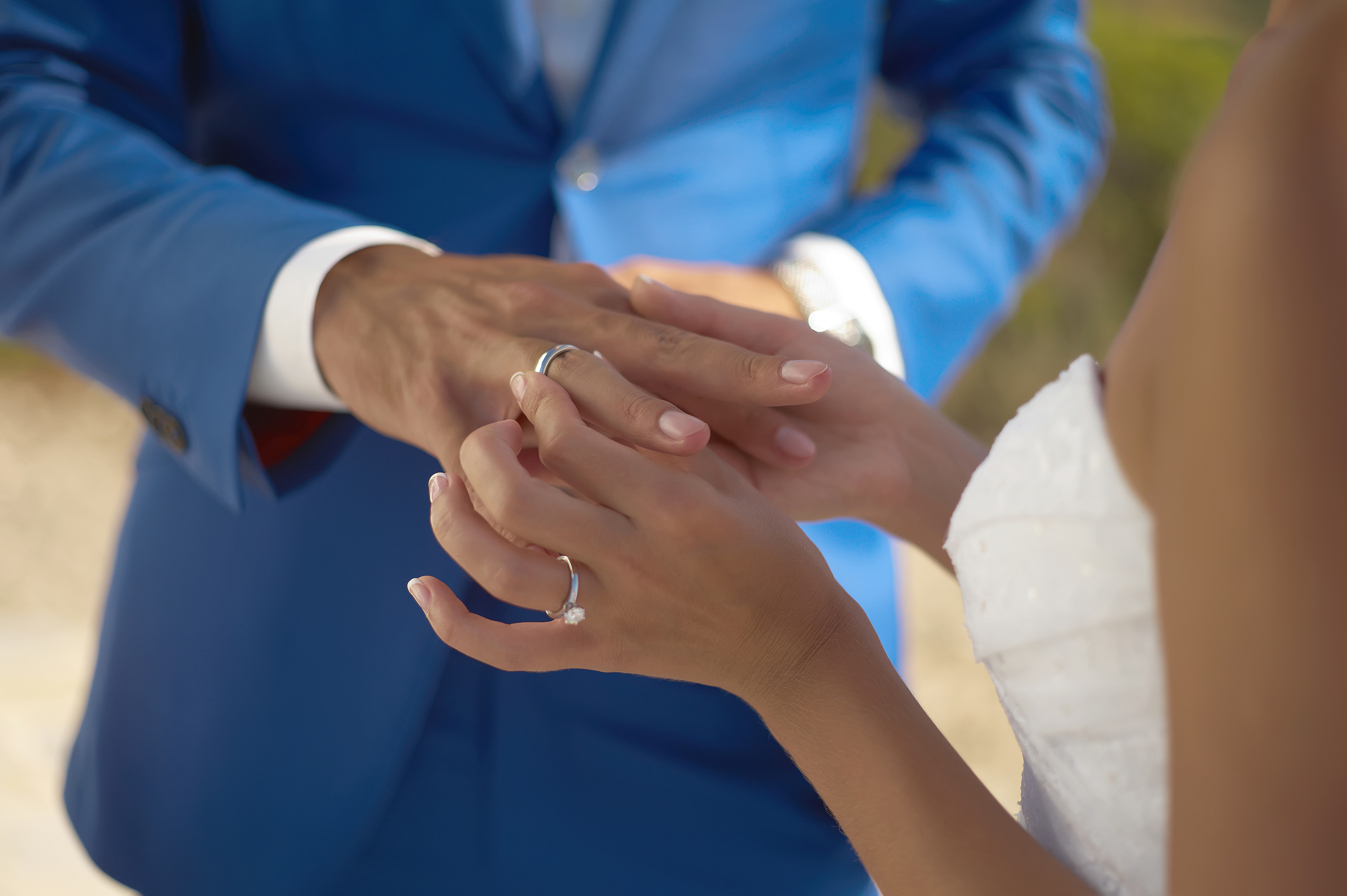Фото замужества. Надевает кольцо. Свадебные кольца на руках. Жених надевает кольцо. Жених одевает кольцо невесте.